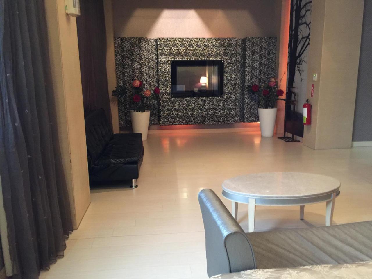 Li-Gin Motel Chiayi Buitenkant foto