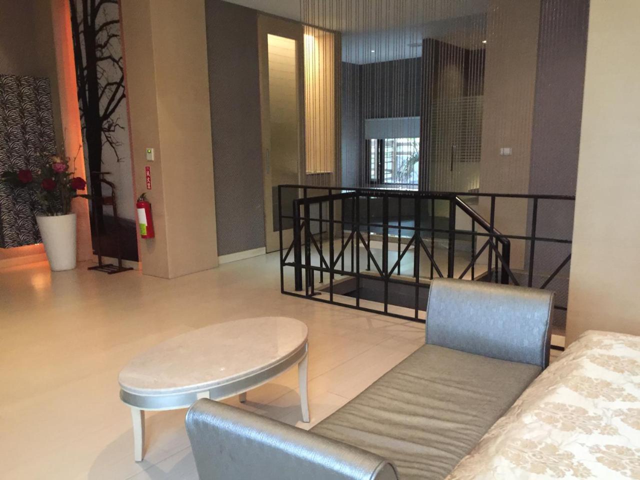 Li-Gin Motel Chiayi Buitenkant foto
