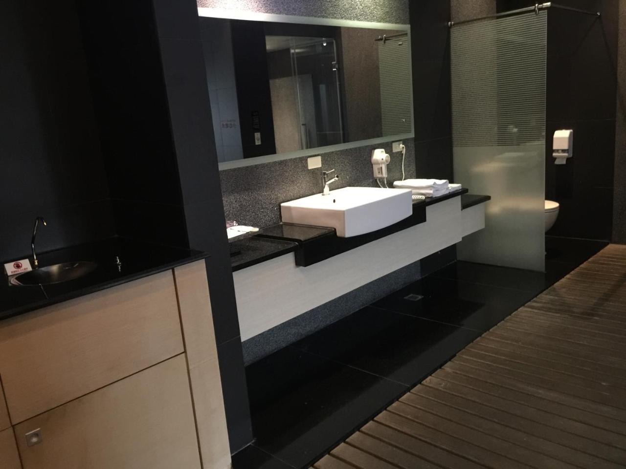 Li-Gin Motel Chiayi Buitenkant foto
