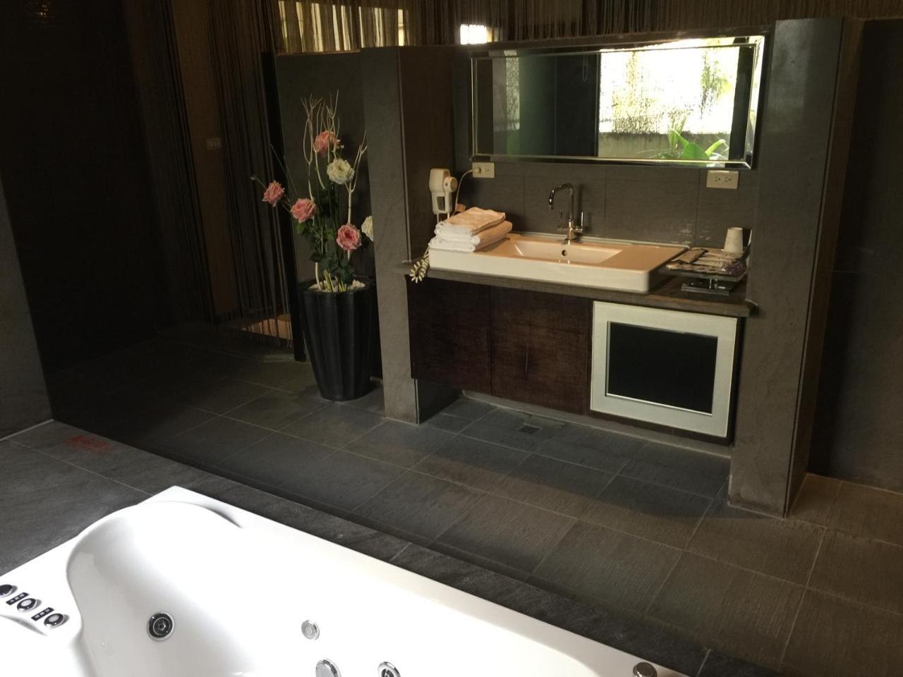 Li-Gin Motel Chiayi Buitenkant foto