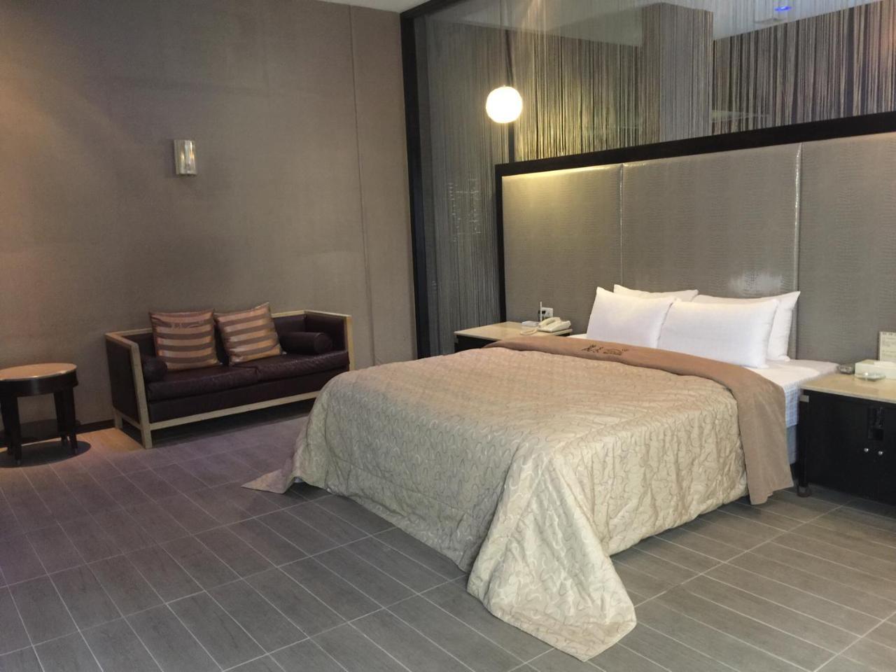 Li-Gin Motel Chiayi Buitenkant foto