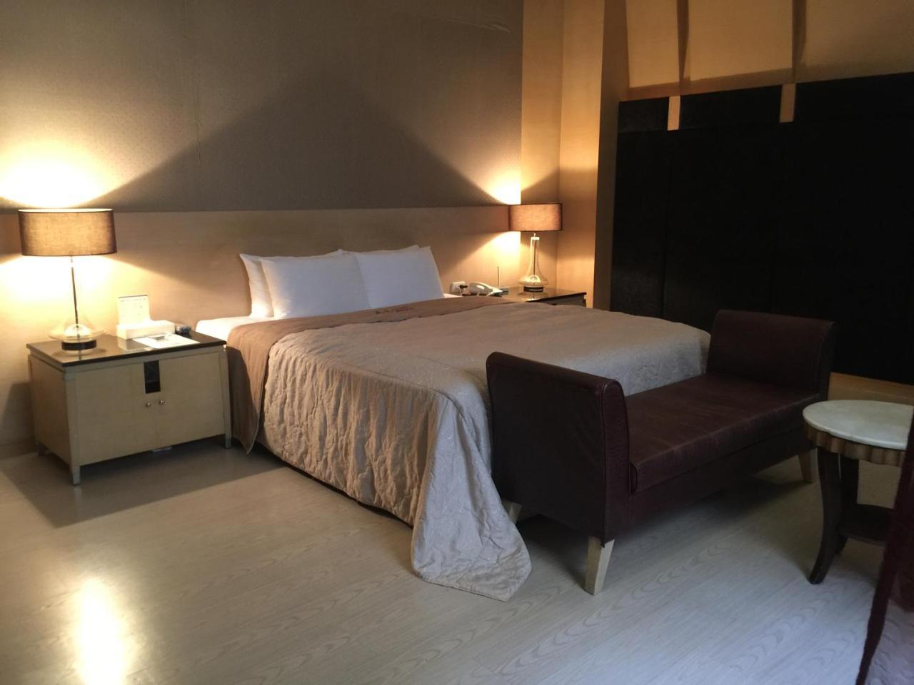 Li-Gin Motel Chiayi Buitenkant foto