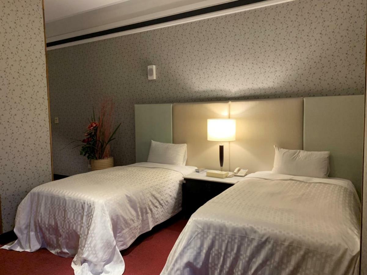 Li-Gin Motel Chiayi Buitenkant foto